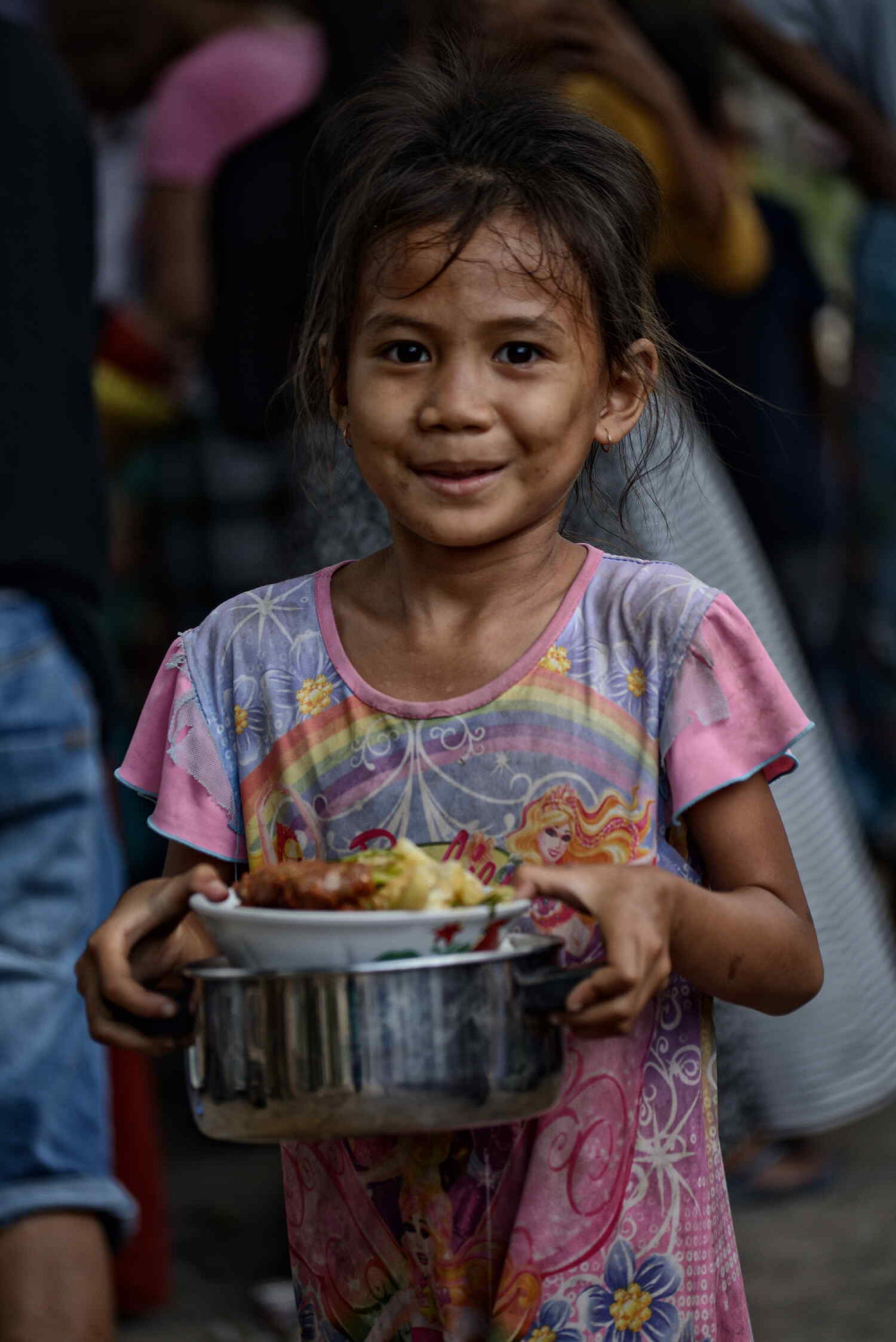 Earthquake victim with food provided by world central kitchen