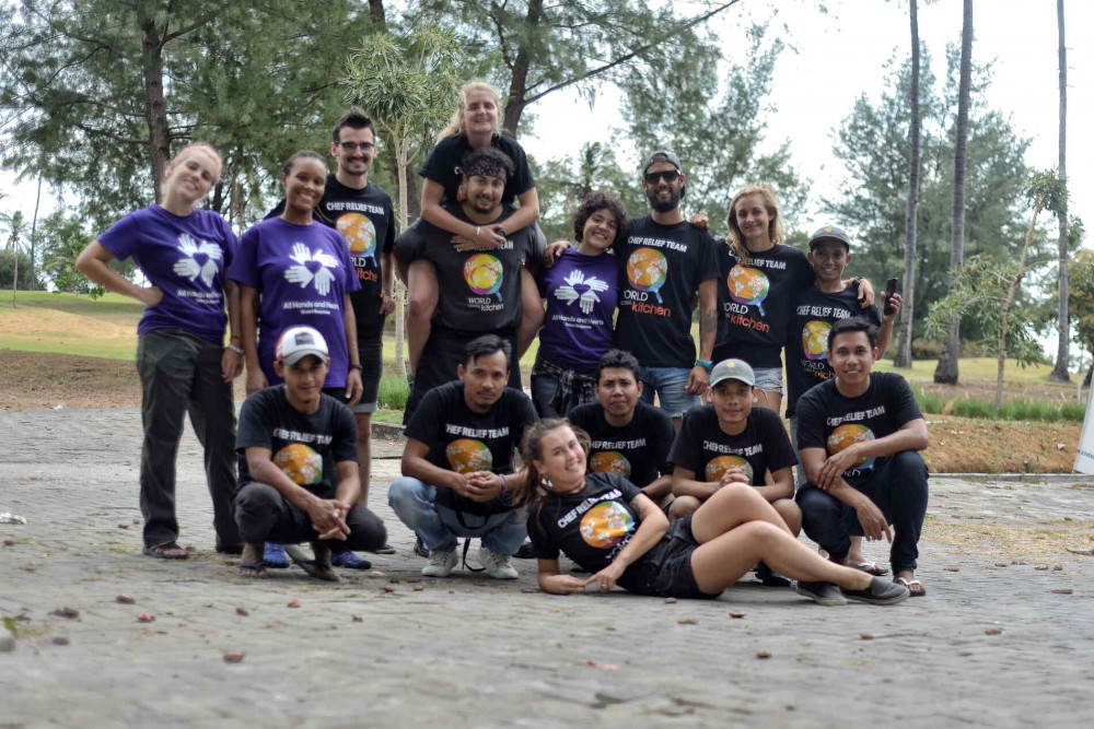 Picture of volunteers from World Central Kitchen helping victims after the earthquake 2018 in lombok